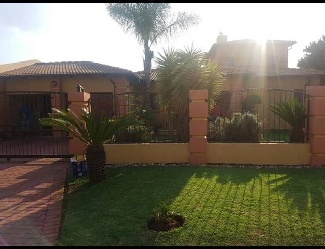 5 BEDROOM HOUSE FOR SALE IN ROOIHUISKRAAL NORTH